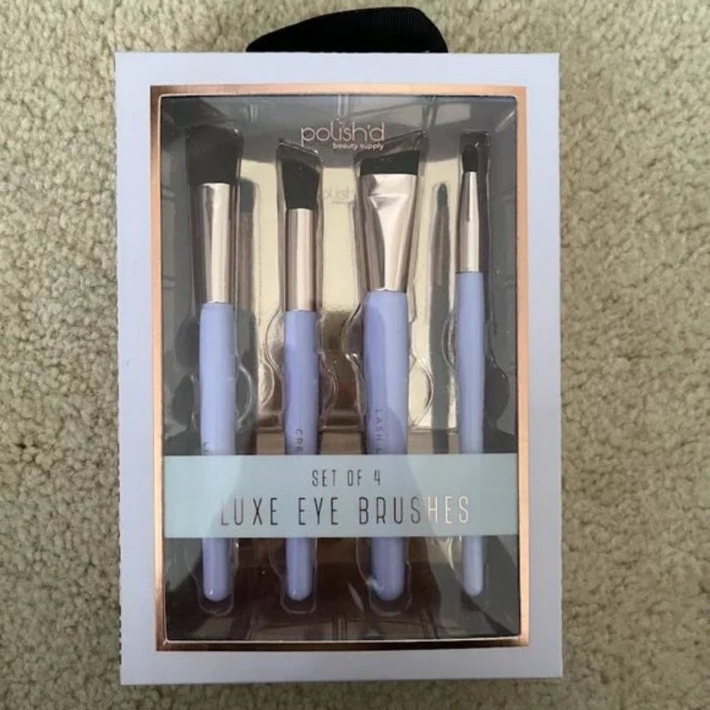 ~FREE WITH PURCHASE~ Assorted Makeup + Brushes!